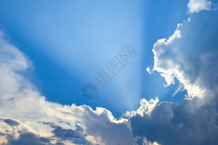 云彩和太阳光照耀的蓝色蓝天空图片