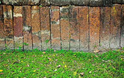 有绿草的石块墙树叶装饰花园植物框架场地石头风格岩石围墙图片