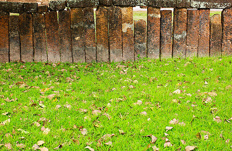 有绿草的石块墙树叶人行道石头乡村围墙场地装饰框架公园风格图片
