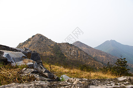 中国广东海脊高山顶端的中国登山者山坡石头远景岩石首脑布雷岩溶悬崖高地图片