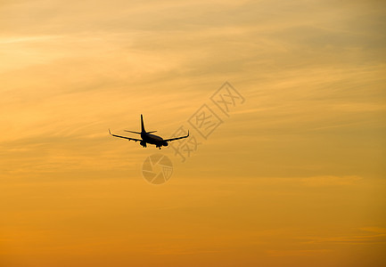 喷气机飞向红日落天空图片