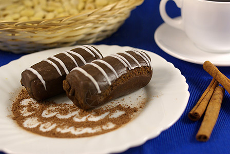 巧克力蛋糕加咖啡盘子巧克力桌布面粉可可服务白色土豆杯子甜点图片