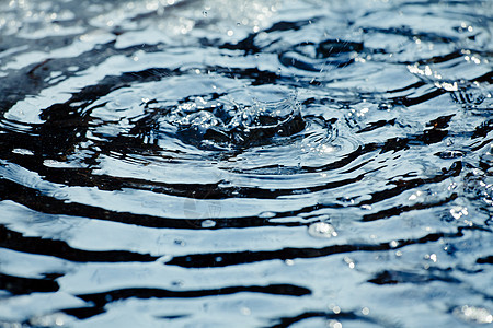 水喷水水坑波纹圆圈涟漪雨滴天气反射风暴液体水滴图片