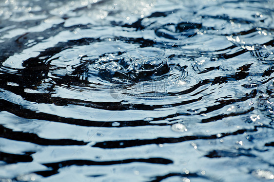 水喷水水坑波纹圆圈涟漪雨滴天气反射风暴液体水滴图片