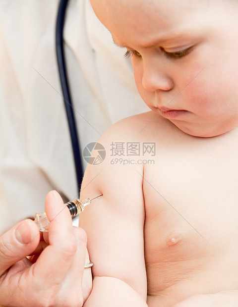 给小婴儿注射医师病人肩膀肌肉手臂诊所医院感染疫苗流感图片