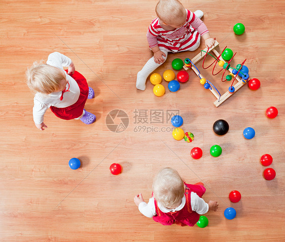 玩耍的幼儿女孩童年时间乐趣合伙儿童操场婴儿塑料孩子图片