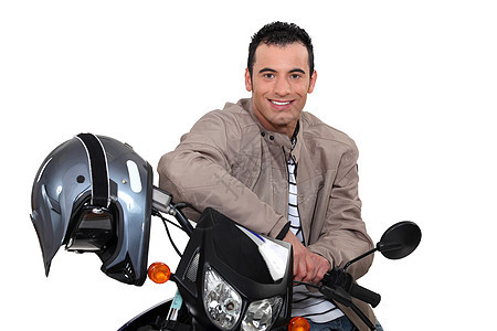 坐在摩托车上微笑的男子图片