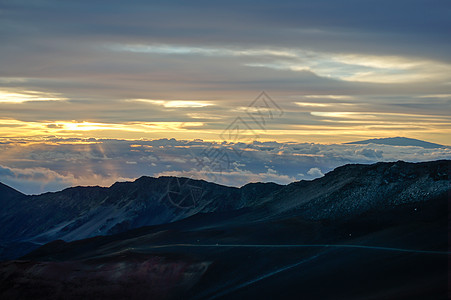 夏威夷群岛Haleakala 火山日出阳光热带太阳天空星星远景橙子全景紫色薄雾背景