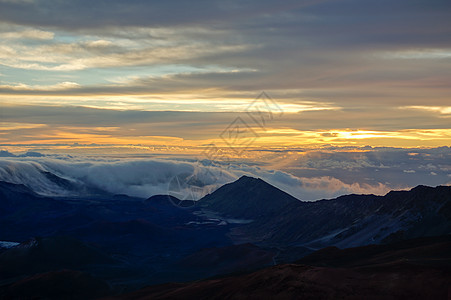 Haleakala 火山日出海洋旅行远景太阳薄雾天空紫色全景阳光热带图片