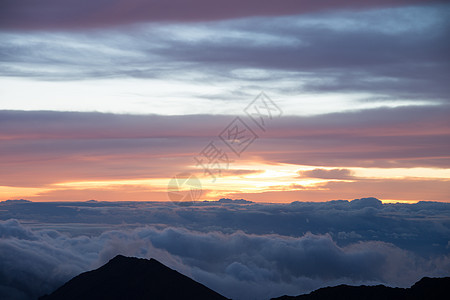 Haleakala 火山日出远景阳光太阳旅行全景薄雾海洋天空紫色星星图片