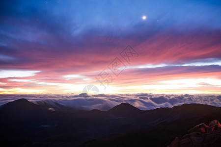 Haleakala 火山日出日落热带阳光旅行全景薄雾太阳天空橙子紫色图片