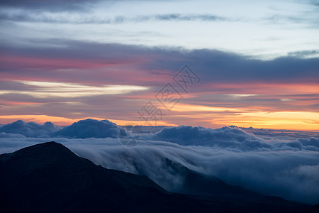 Haleakala 火山日出热带橙子星星太阳远景薄雾海洋旅行日落全景图片