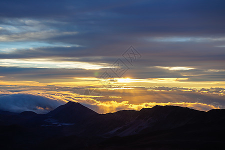 Haleakala 火山日出日落热带太阳天空远景阳光全景薄雾海洋旅行图片