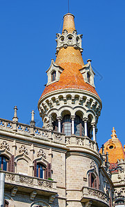巴塞罗那一栋大楼的详情教会旅游建筑学大厦宗教蓝色风景建筑天空天炉图片