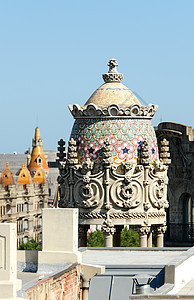 巴塞罗那一栋大楼的详情游客古董教会天炉砖墙纪念碑蓝色旅游大厦天空图片