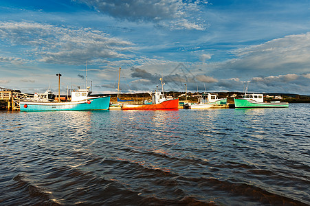 渔船码头日落时的渔船血管绿色钓鱼反射码头蓝色港口海浪海洋红色背景
