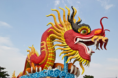 中国风格的龙雕像信仰金子艺术宗教力量动物雕塑传统天空刺刀图片