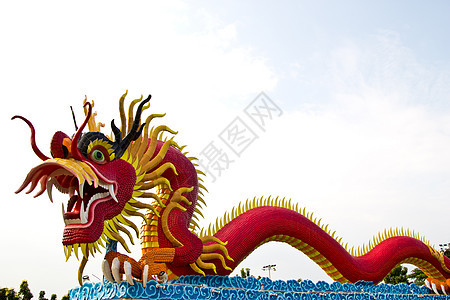 中国风格的龙雕像宗教蓝色寺庙艺术动物力量信仰金子雕塑天空图片