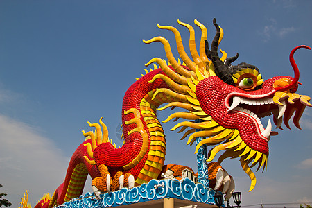 中国风格的龙雕像力量天空蓝色传统装饰品雕塑信仰金子财富刺刀图片