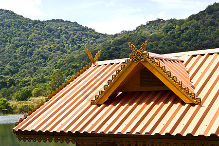 高塔屋顶上一片清蓝的天空房子旅行雕塑艺术蓝色金子文化建筑学教会佛教徒图片
