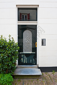 被拉制的门建筑房子风格城市历史性路面反射木头入口公寓图片