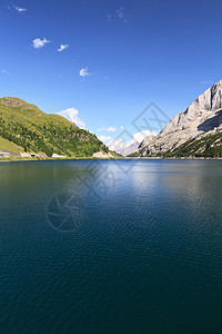 湖晴天蓝色岩石水库旅游明信片天空旅行高度全景图片