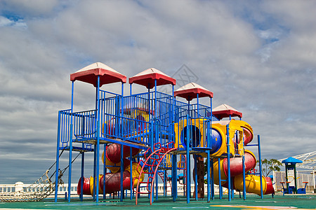 现代儿童在公园的游戏场晴天阳光娱乐覆盖物校园操场梯子塑料橡皮设备图片
