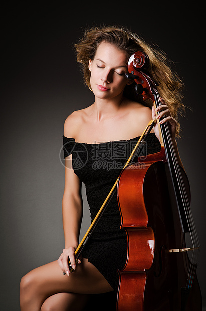 演播室有大提琴的女演员细绳艺术艺术家手指音乐家音乐小提琴家演奏家乐器音乐会图片