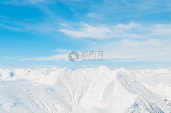 明亮的冬天天雪山阳光全景岩石冰川山脉天空蓝色假期顶峰滑雪图片