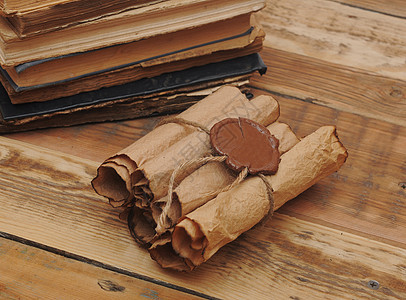 旧书和木本的卷页古董历史性收藏木头滚动标签绳索邮票卷曲材料背景图片