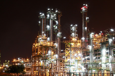 Petro和化工厂     夜间现场植物工业生产力量炼油厂管子工厂管道技术活力背景图片