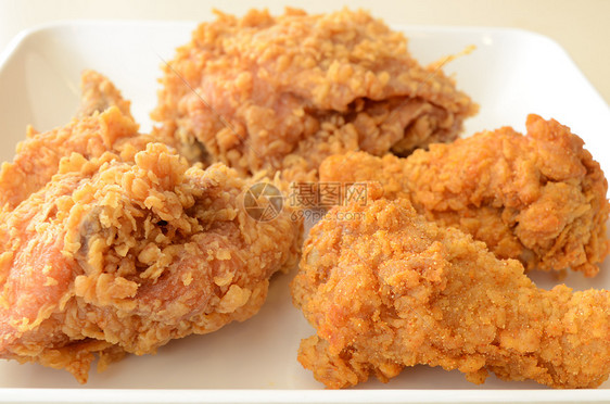 白盘中金褐色炸鸡家禽营养垃圾餐厅烹饪油炸盘子胸部鸡腿午餐图片
