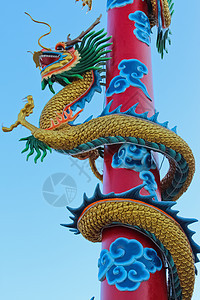 中国寺庙柱上的龙雕像图片