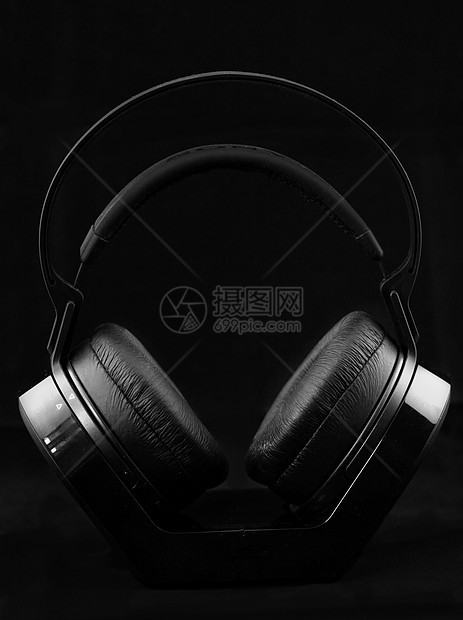 黑色背景的耳机文化音乐播放器耳朵金属流行音乐电子产品体积塑料电气音乐图片