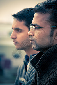两个印度年轻快乐的年轻人微笑眼镜专注日记情绪青少年男人男生图片