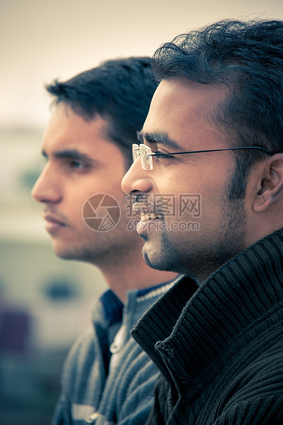 两个印度年轻快乐的年轻人男生微笑青少年眼镜男人情绪日记专注图片