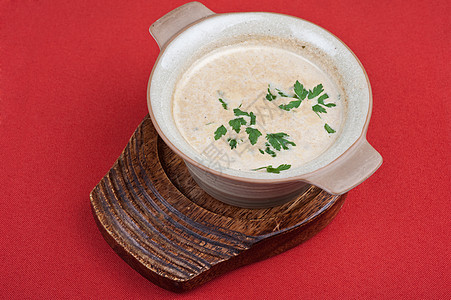 蘑菇奶霜汤液体食物午餐用餐盘子美食草本植物餐厅蔬菜勺子图片