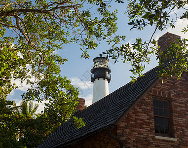 位于比尔巴格斯的佛罗里达角灯塔蓝色历史性灯塔海岸线指导棕榈房子建筑地标历史图片