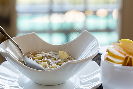 现代白色碗中的燕麦早餐果味粗粮谷物玉米宏观营养薄片粮食陶器小麦图片