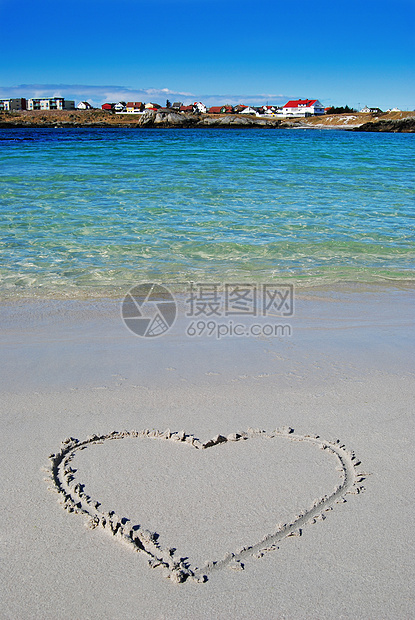 在沙沙中的内心阳光波浪假期海洋蓝色天空海岸晴天海岸线图片