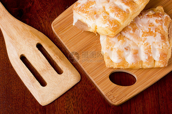 甜甜卷食物勺子面团面包糕点图片
