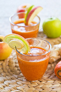 胡萝卜加苹果和姜汁果汁液体蔬菜冰沙活力黄色营养饮食矿物排毒图片