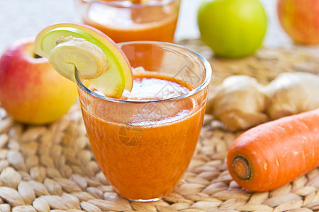 胡萝卜加苹果和姜汁薄荷营养蔬菜黄色活力水果食物饮料矿物果汁图片