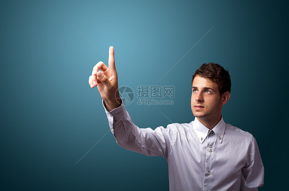 男人在bokeh上按一个想象中的按钮手势工作人士男性技术成功监视器安全手指钥匙图片