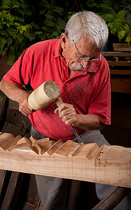 木制木雕 用球棒和锯子工作工匠飞机家具木工雕塑木板手工雕刻师工具工人图片