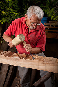 木制木雕 用球棒和锯子工作工具手工松树雕塑飞机木制品工人工艺木板作坊图片