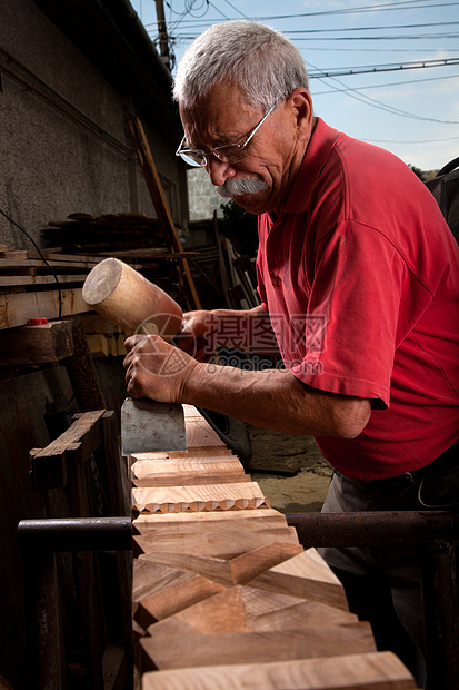 使用球棒工作的老木雕木材工人工艺木制品木头木板工具木工工匠雕刻图片