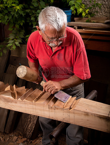 使用球棒工作的老木雕木匠家具工匠构造雕刻师木头雕刻工具松树作坊图片