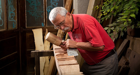 木制木雕 用球棒和锯子工作作坊雕刻工匠雕塑飞机构造宽慰雕刻师木匠艺术图片