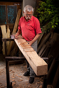 木制木雕 用球棒和锯子工作家具工艺传统飞机手工木工作坊工匠工人木制品图片